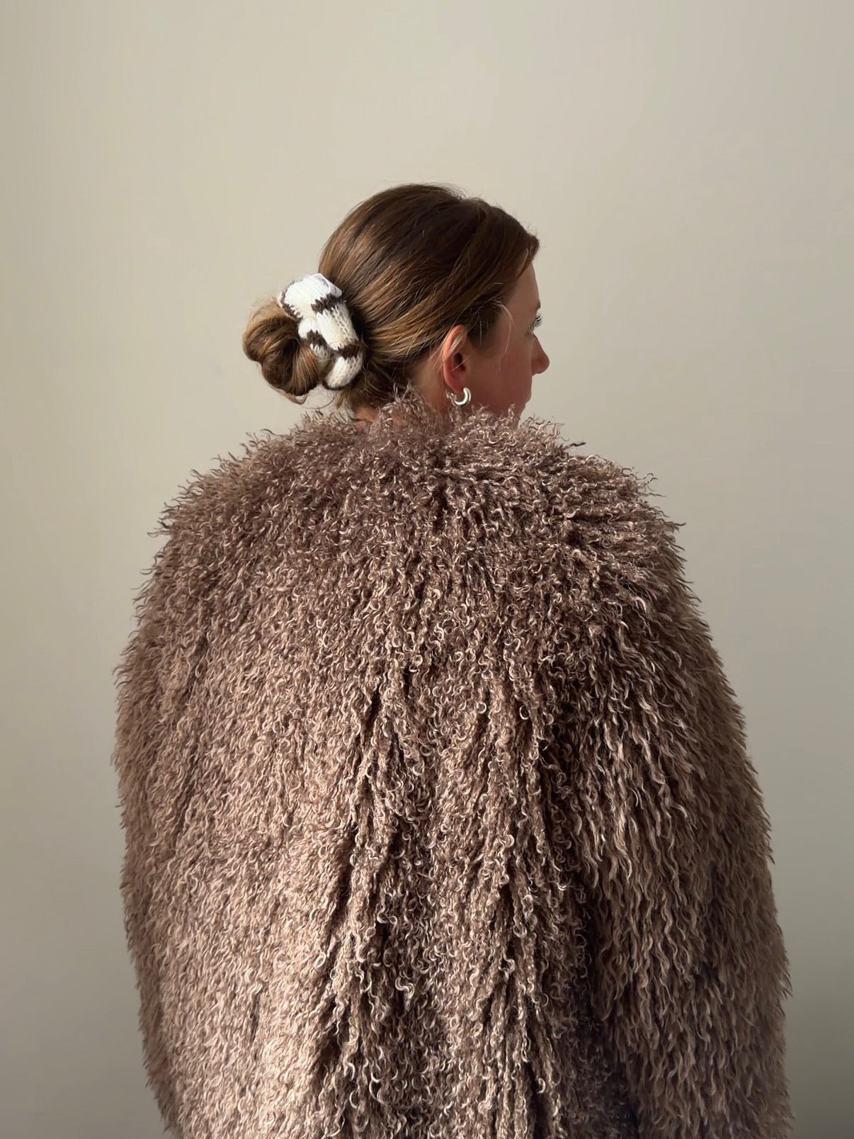 KNITTED SCRUNCHIE coffee cream