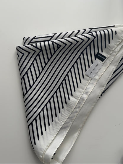 TRIANGLE SCARF in black white
