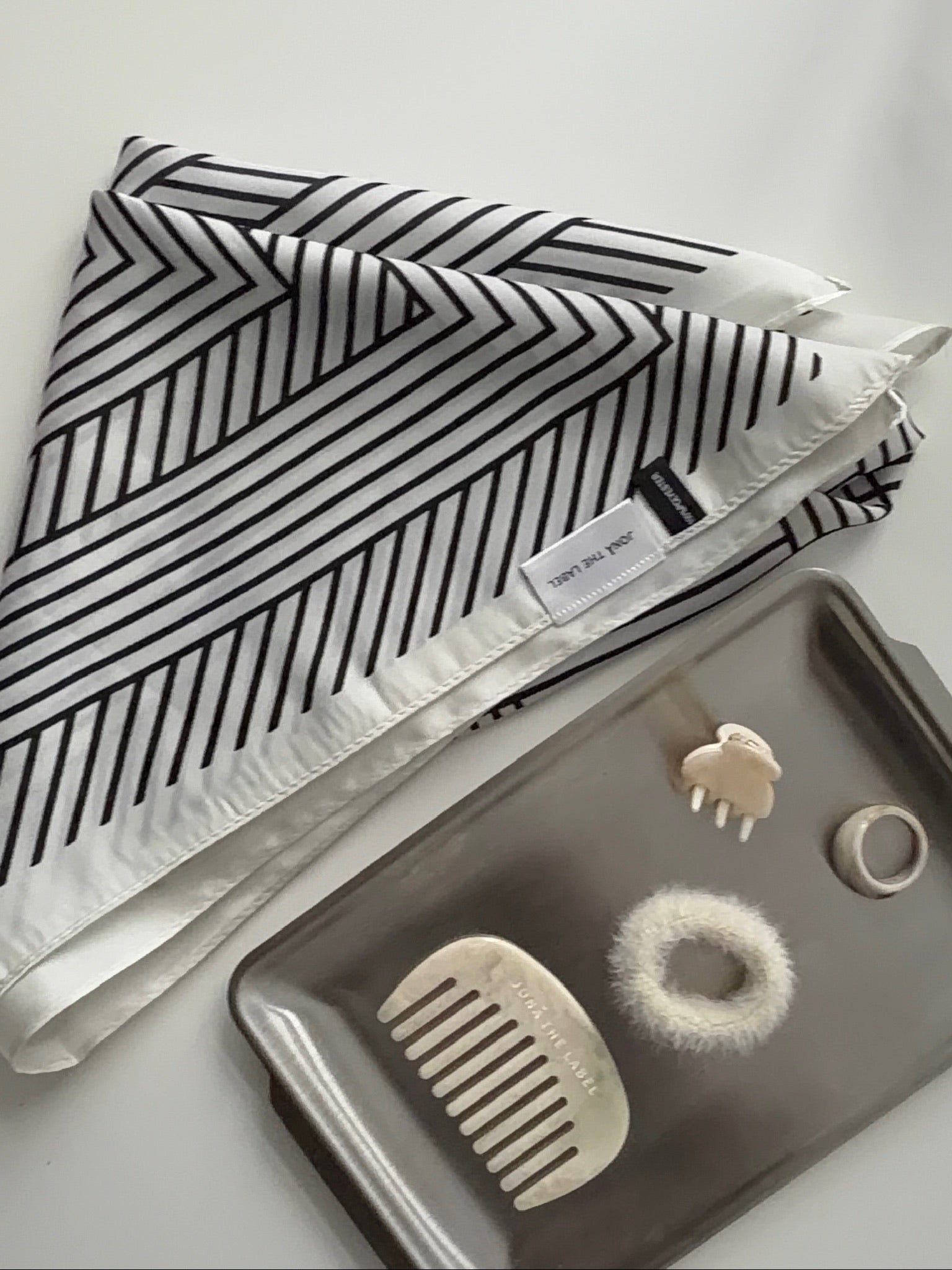 TRIANGLE SCARF in black white