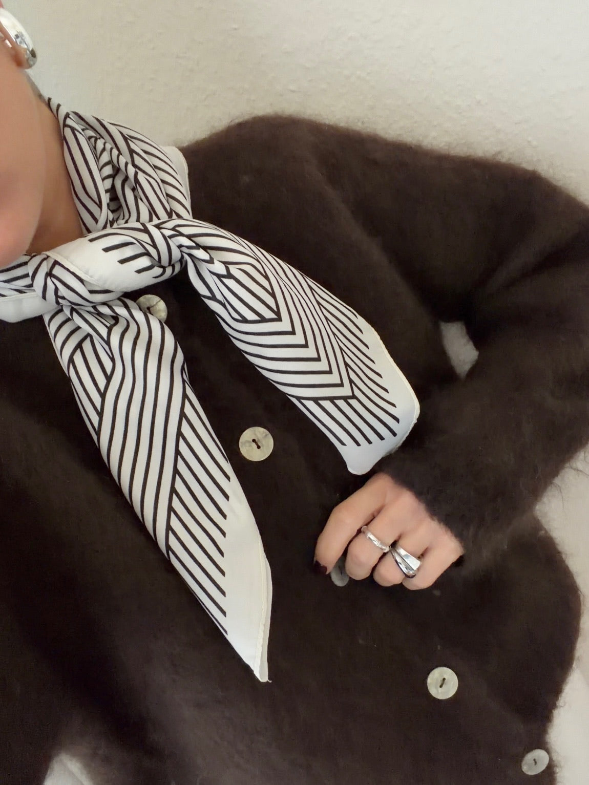 TRIANGLE SCARF in black white