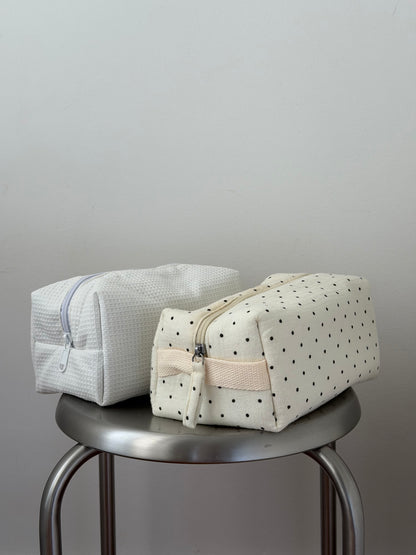 ESSENTIALS MAKE-UP BAG
