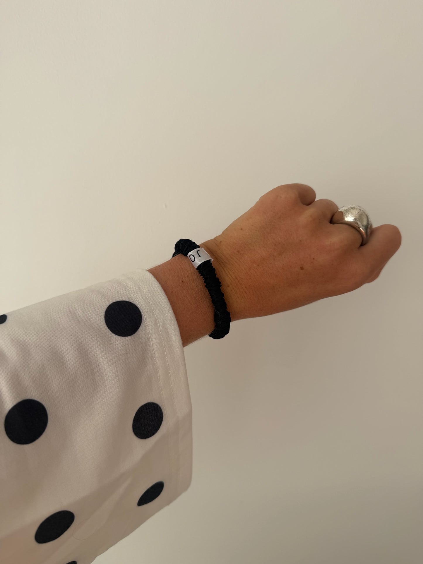 ESSENTIAL SILK SCRUNCHIES