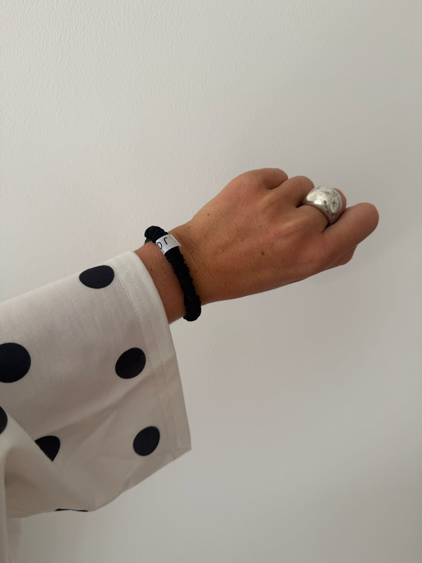 ESSENTIAL SILK SCRUNCHIES